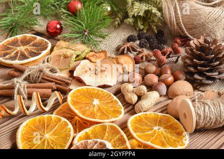 Fleurs séchées pour la créativité des enfants.Matériau naturel pour l'éco-conception.Aucun gaspillage.Emballage écologique pour les cadeaux du nouvel an et de Noël. Banque D'Images