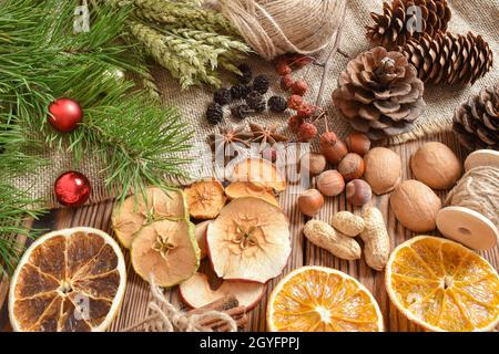 Fleurs séchées pour la créativité des enfants.Matériau naturel pour l'éco-conception.Aucun gaspillage.Emballage écologique pour les cadeaux du nouvel an et de Noël. Banque D'Images