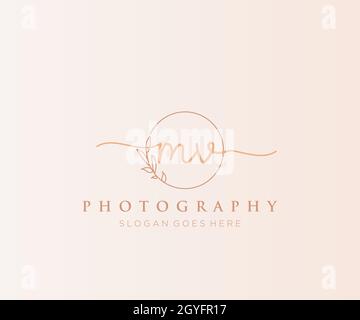 Logo MV féminin.Utilisable pour les logos nature, salon, Spa, cosmétique et Beauté.Elément de modèle de logo vectoriel plat.V Illustration de Vecteur