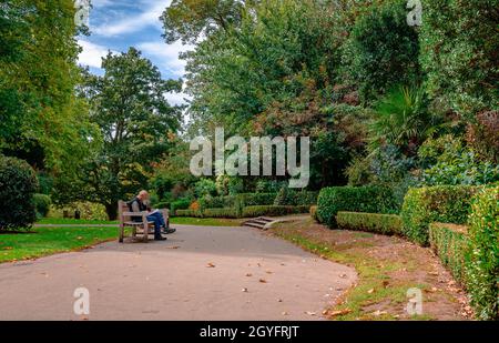 Londres, Royaume-Uni - septembre 16 2018 : un homme non identifié lit son journal au Waterlow Park, un dimanche matin.Waterlow Park est un parc public en H Banque D'Images