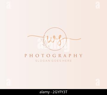 Logo WS féminin.Utilisable pour les logos nature, salon, Spa, cosmétique et Beauté.Elément de modèle de logo Flat Vector. Illustration de Vecteur