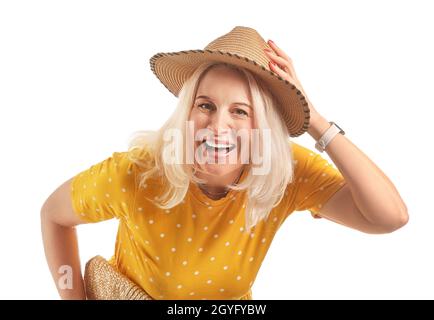 Belle femme mûre dans un chapeau élégant sur fond blanc Banque D'Images