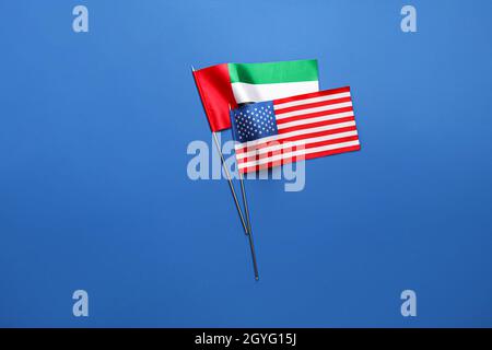 Drapeaux nationaux des Émirats arabes Unis et des États-Unis sur fond bleu Banque D'Images