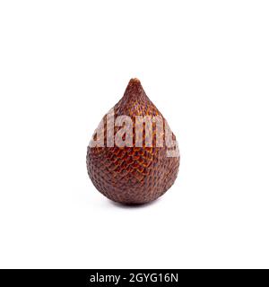 Fruit frais de salak tropical mûr isolé sur fond blanc de près. Banque D'Images