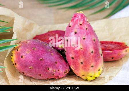 Fruit de cactus de poire épineuse rose vif ou opuntia sur fond clair. Banque D'Images