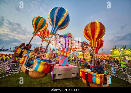 Tour de carnaval en montgolfière à une foire Banque D'Images