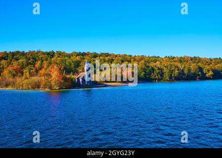 Phare en bois au bord de l'eau et au bord de la forêt Banque D'Images