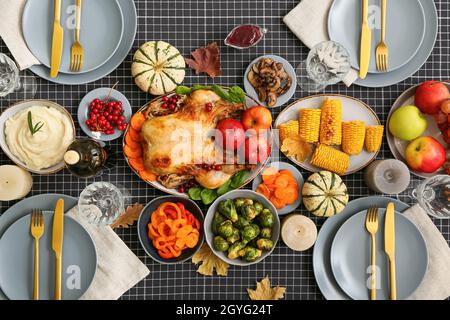 Belle table avec cuisine traditionnelle de Thanksgiving Banque D'Images