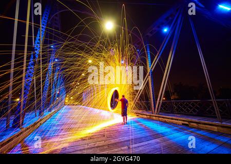 Cercle d'étincelles sur un pont la nuit Banque D'Images