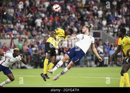 Texas, États-Unis.7 octobre 2021 : Paul ARRIOLA (7) des États-Unis combat les Junior Flemmings (12) de la Jamaïque dans la deuxième moitié du match de football américain de l'équipe nationale masculine (UNMANT) au stade Q2 d'Austin.La série est un qualificatif de coupe du monde.Les États-Unis ont fermé la Jamaïque, 2-0.Crédit : Bob Daemmrich/Alay Live News Banque D'Images