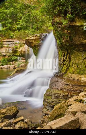 Cascade sur des pierres de mousse avec une ambiance de type jungle Banque D'Images