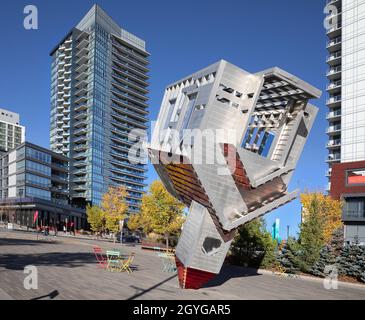 Sculpture d'une église de campagne à l'envers appelée « Device to Root Out Evil » par l'artiste américain Dennis Oppenheim sur une place dans East Village, Calgary Banque D'Images