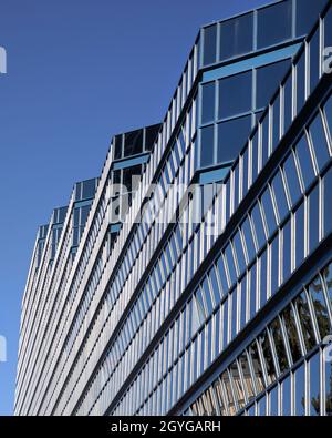 L'édifice municipal de Calgary, également connu sous le nom de nouvel hôtel de ville, est un gros plan de la façade en verre réfléchissant Banque D'Images