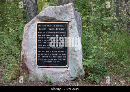 Plaque commémorative sur le rocher en hommage à George Edward Edworthy, un pionnier de l'Ouest canadien qui a cultivé les terres maintenant protégées comme Edworthy Park à Calgary Banque D'Images