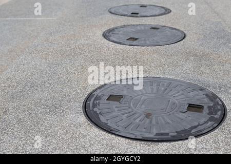 Bouchon de vidange de métal sur le couvercle d'égout de béton sur le marche  de l'acier et de fer solide vieux grungy la rouille Photo Stock - Alamy