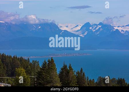 BAIE DE KACHEMAK et vue sur la chaîne de montagnes Chugach du parc national de Kachemak Bay - HOMER, ALASKA Banque D'Images