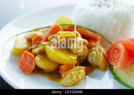 Curry de poulet avec pommes de terre de carotte et sésame noir sur riz Banque D'Images