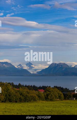 BAIE DE KACHEMAK et vue sur la chaîne de montagnes de Chugach dans le parc national de Kachemak Bay - HOMER, ALASKA Banque D'Images