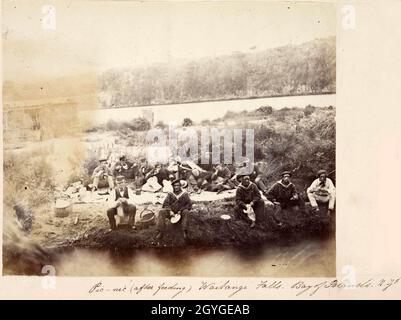 Marins du HMS Pelorus lors d'un pique-nique aux chutes Waitangi, 1861.(Incluant : Irving, Biddlecombe, Backwill, Morris, de Ridder,Madden, Eaton, interprète) Banque D'Images