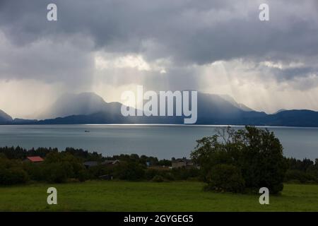 BAIE DE KACHEMAK et vue sur la chaîne de montagnes de Chugach dans le parc national de Kachemak Bay - HOMER, ALASKA Banque D'Images