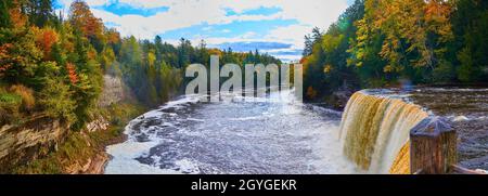 Panorama de la rivière et de la cascade aux chutes d'eau de Tahquamenon Banque D'Images