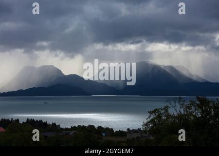 BAIE DE KACHEMAK et vue sur la chaîne de montagnes de Chugach dans le parc national de Kachemak Bay - HOMER, ALASKA Banque D'Images