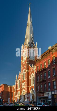 ÉTATS-UNIS, NEW YORK, BROOKLYN, QUARTIER GREENPOINT, ÉGLISE SAINT ANTHONY DE PADOUE SUR MANHATTAN AVENUE Banque D'Images