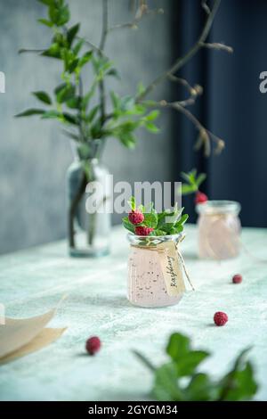 Encore la vie avec la boisson maison de détox faite de framboise, graines de basilic, feuilles de menthe et décoré avec une étiquette écrite à la main.Boisson rafraîchissante au li naturel Banque D'Images