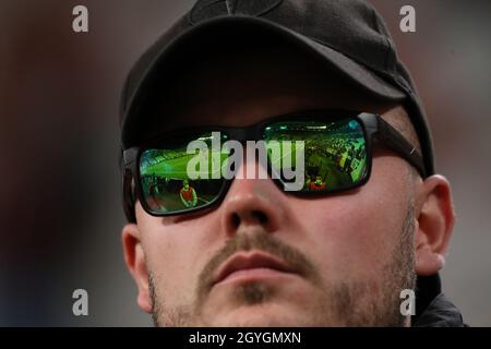 Turin, Italie, 7 octobre 2021.Le stade se reflète dans les lunettes de soleil d'un fan belge lors du match de l'UEFA Nations League au stade Juventus, à Turin.Le crédit photo devrait se lire: Jonathan Moscrop / Sportimage Banque D'Images