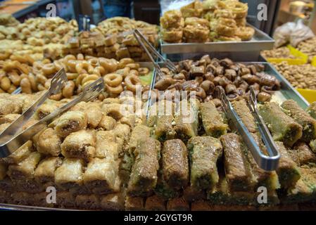 Délices turcs et délicieux baklava dans le marché de Mahane Yehuda, Jérusalem, Israël Banque D'Images