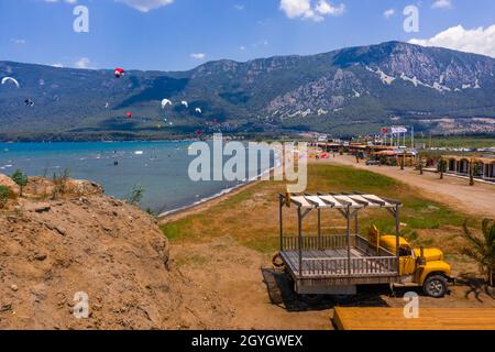 Akyaka Mugla province, Ula Turquie kite surf destination vue aérienne sur les écoles de kitesurf, plage la mer et la rivière.Drone de Kiteboarding Banque D'Images