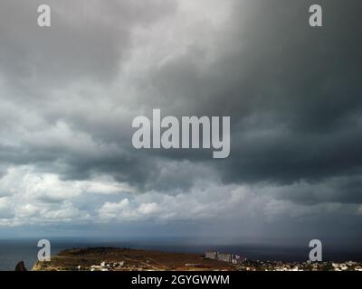 Ciel aéré abstrait avec nuages de relief en mouvement sur l'océan.Petites vagues sur la surface de l'eau claire bokeh lumières du lever du soleil.Vacances, vacances et Banque D'Images