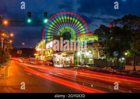 LIBAN, BEYROUTH, RAS BEYROUTH, MANARA, GENERAL DE GAULLE STREET, LUNA PARK BIG WHEEL ET BEIRUT CORNICHE ROAD LA NUIT Banque D'Images