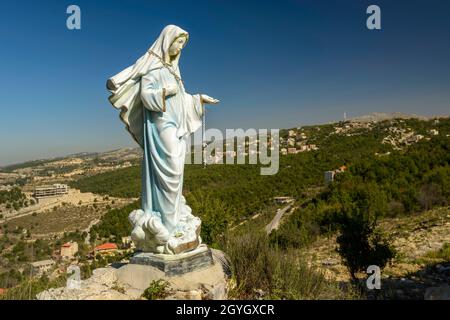 LIBAN, MONT LIBAN, ANNAYA, ED DAIDABE, STATUE DE LA VIERGE MARIE PRÈS DU MONASTÈRE DE SAINT-MARON ET DE L'ERMITAGE DE SAINT-CHARBEL Banque D'Images