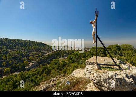 LIBAN, MONT LIBAN, ANNAYA, ED DAIDABE, CRUCIFIX PRÈS DU MONASTÈRE DE SAINT-MARON ET DE L'ERMITAGE DE SAINT-CHARBEL Banque D'Images