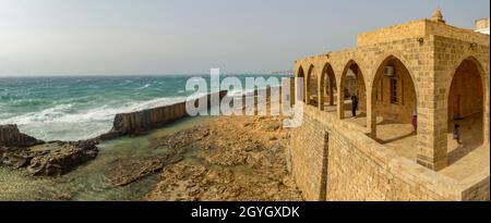 LIBAN, NORD-LIBAN, BATROUN, MUR PHÉNICIEN DE BATROUN ET ÉGLISE DE NOTRE-DAME DE LA MER (SAYDET AL BAHR) Banque D'Images