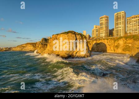 LIBAN, BEYROUTH, RAS BEYROUTH, PIGEON ROCKS (RAOUCHE) AVEC MER AGITÉE Banque D'Images