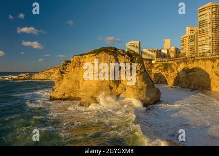 LIBAN, BEYROUTH, RAS BEYROUTH, PIGEON ROCKS (RAOUCHE) AVEC MER AGITÉE Banque D'Images