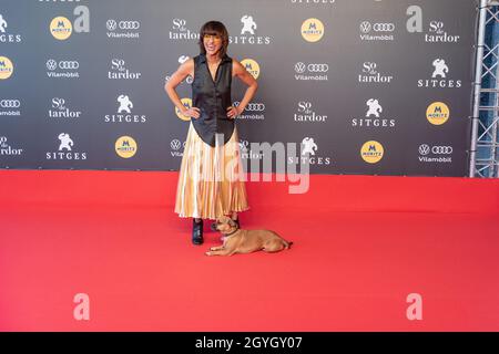 sitges 07-10-2021, la actriz Ana Lily Amirpour ha compaña de Perito Benny Banque D'Images