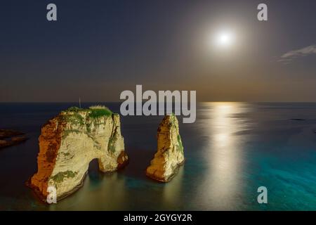 LIBAN, BEYROUTH, RAS BEYROUTH, ÉCLIPSE TOTALE LUNAR DU 21 JANVIER 2019 ET LES ROCHERS PIGEON (RAOUCHE) Banque D'Images