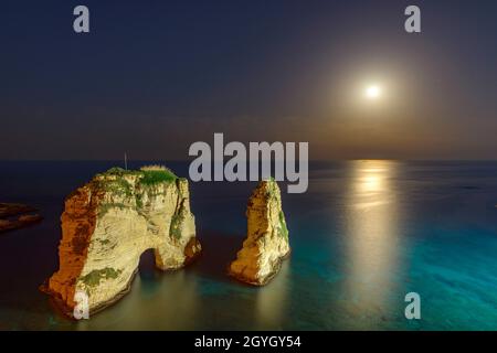 LIBAN, BEYROUTH, RAS BEYROUTH, ÉCLIPSE TOTALE LUNAR DU 21 JANVIER 2019 ET LES ROCHERS PIGEON (RAOUCHE) Banque D'Images