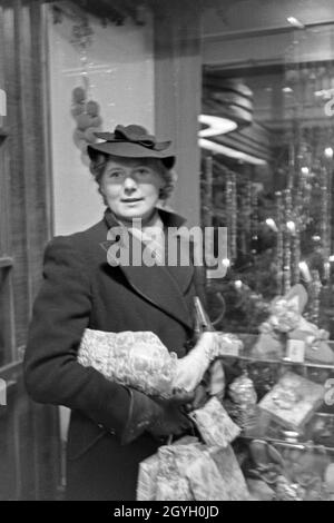 Eine Frau erledigt ihre Weihnachtseinkäufe, 1930er Jahre Deutschland. Une femme à l'autre Noël, Allemagne 1930. Banque D'Images