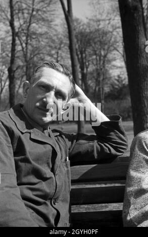 Gemütliche Mittagspuse rund um den Potsdamer Platz à Berlin, Allemagne 1930er Jahre.Faire une pause dans un parc près de la place Potsdamer Platz à Berlin, Allemagne des années 1930. Banque D'Images