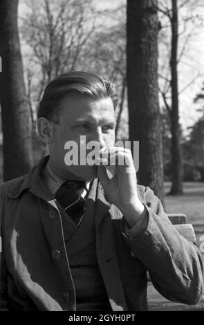 Gemütliche Mittagspuse rund um den Potsdamer Platz à Berlin, Allemagne 1930er Jahre.Faire une pause dans un parc près de la place Potsdamer Platz à Berlin, Allemagne des années 1930. Banque D'Images