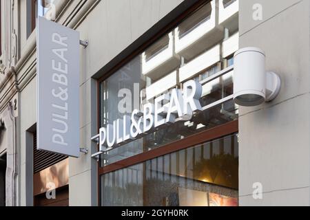 VALENCIA, ESPAGNE - 07 OCTOBRE 2021: Pull and Bear est un détaillant espagnol de vêtements et d'accessoires.Il fait partie du groupe Inditex Banque D'Images