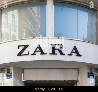 VALENCE, ESPAGNE - 07 OCTOBRE 2021 : Zara est la plus grande entreprise du groupe Inditex, le plus grand détaillant de vêtements au monde Banque D'Images