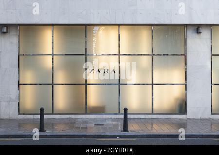 VALENCE, ESPAGNE - 07 OCTOBRE 2021 : Zara est la plus grande entreprise du groupe Inditex, le plus grand détaillant de vêtements au monde Banque D'Images