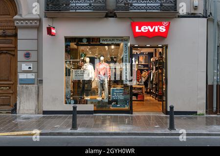 VALENCE, ESPAGNE - 30 SEPTEMBRE 2021 : Levi Strauss & Co. Est une société de vêtements américaine connue dans le monde entier pour sa marque de jeans Levi Banque D'Images