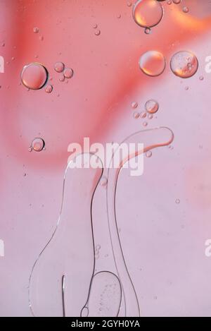 Image de fond rose abstraite faite avec de l'huile, de l'eau et du savon Banque D'Images