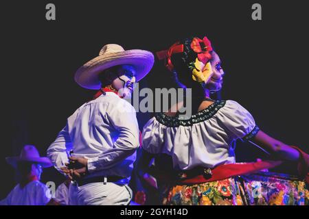 Merida, Mexique: 27 octobre 2018 - gros plan d'un couple de Catrina lors d'un spectacle de danse publique avec des costumes traditionnels mexicains à Merida au 'Festival de Banque D'Images